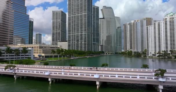 Мост Miami Brickell Key Проезжающими Автомобилями Пешеходами Городской Пейзаж Делового — стоковое видео