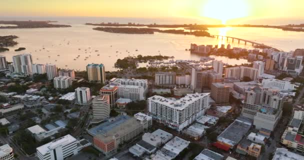 サラソータ市のダウンタウンは 高層オフィスビルと地平線上のリング ブリッジで日没しています フロリダの不動産開発 アメリカの旅行先 — ストック動画