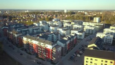 Linkoping yerleşim bölgesindeki İsveç apartmanlarının hava manzarası. İsveç 'te aile konutları geliştirme.