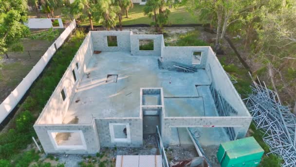 建設中の新しい家を持つ建物 木製の屋根の梁を取付ける準備ができた煉瓦のコンクリートの壁が付いている私用家の未完成のフレーム — ストック動画