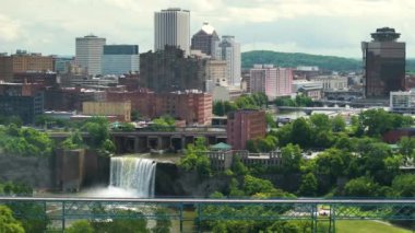 New York, Rochester 'daki Genesee Nehri' nde High Falls. Kentsel şehrin panoramik manzarası New York 'un kuzeydoğusundaki tarihi mimariyle gökyüzü..