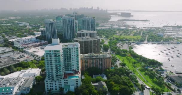 美国佛罗里达州迈阿密Coconut Grove街区的市区 现代美国大都市高层摩天大楼的城市景观 — 图库视频影像