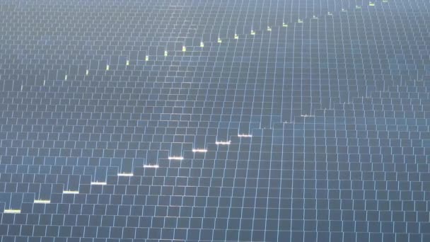 Letecký Pohled Velkou Udržitelnou Elektrárnu Řadami Solárních Fotovoltaických Panelů Pro — Stock video