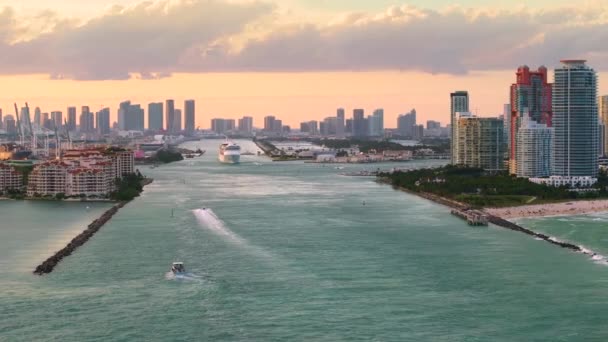 Vista Aérea Del Gran Crucero Que Sale Del Puerto Miami — Vídeo de stock