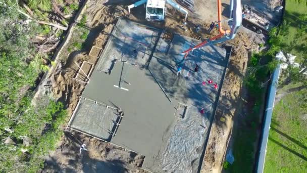 Строительство Бетонной Фундаментной Плиты Месте Строительства Нового Дома Рабочие Наливают — стоковое видео