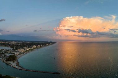 Sarasota County, ABD 'de Nokomis kumlu plajı ile hava akşamı deniz manzarası. Birçok turist yaz tatilini sıcak Meksika körfezi sularında yüzerek ve sıcak Florida güneşinde güneşlenerek geçiriyor..