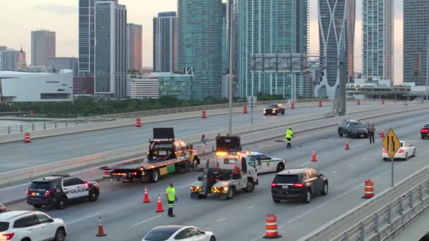 マイアミの自動車事故現場は アメリカの路上で事故に答える緊急サービスを備えています 米国の橋の道路で車両衝突の犠牲者を支援する最初の応答者 — ストック動画