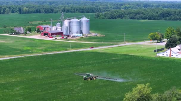 Tarımsal Püskürtücü Traktör Tarlada Ekin Yetiştirmek Için Kimyasal Gübre Yayıyor — Stok video