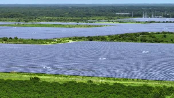 拥有多排太阳能光电面板的大型可持续发电厂的空中视图 用于生产清洁的电能 可再生能源 零排放概念 — 图库视频影像