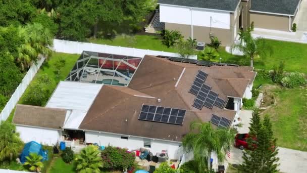 Vista Aérea Telhado Típico Americano Edifício Com Painéis Fotovoltaicos Solares — Vídeo de Stock