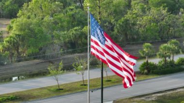 Amerikan ulusal bayrağı rüzgarda dalgalanıyor. Demokrasinin sembolü olarak gösterilen Amerikan yıldızlarının ve çizgilerinin havadan görünüşü.