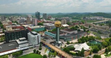 ABD 'nin Tennessee eyaletindeki Knoxville şehrinin şehir merkezi manzarası. Dünya Fuar Parkı 'nda güneş küresi ve modern Amerikan megapolis' inde yüksek gökdelen binaları..