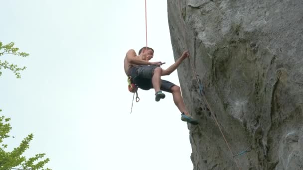 Junger Mann Steigt Steile Felswand Hinunter Männlicher Bergsteiger Bewältigt Anspruchsvolle — Stockvideo