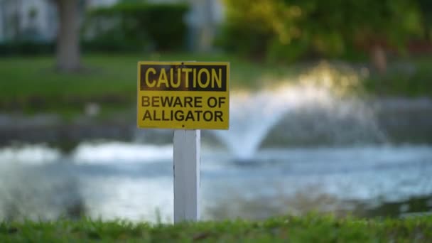 佛罗里达公园的水鳄鱼警告信号 在海滨散步时要小心和安全 — 图库视频影像