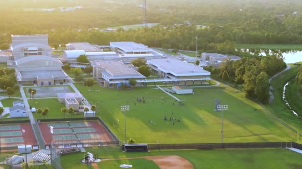 Skolbarn Spelar Amerikansk Fotbollsmatch Campus Stadion Sport Park — Stockvideo