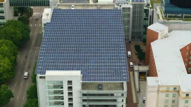 将太阳能发电技术纳入城市基础设施 为有效生产清洁能源 在停车场上方安装光伏面板作为遮阳篷 并停放汽车 — 图库视频影像