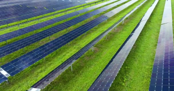 Hernieuwbare Elektriciteit Zonder Uitstoot Duurzame Elektriciteitscentrale Met Vele Rijen Fotovoltaïsche — Stockvideo
