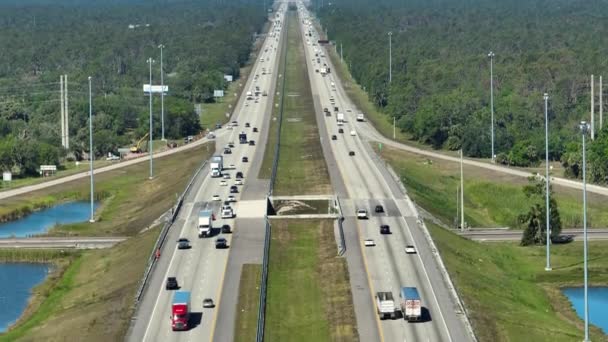 在佛罗里达州的高峰时间 美国高速公路上有许多驾驶汽车的空中景观 从上面看美国的交通基础设施 — 图库视频影像