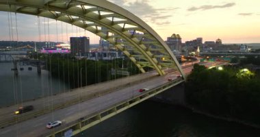 Gün batımında Ohio, Cincinnati 'de şehir merkezindeki otoyol trafiğinin hava görüntüsü. Modern Amerika 'nın orta kesimindeki parlak gökdelen binaları.