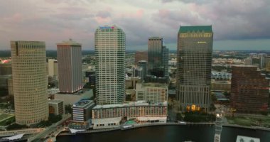 Gün batımında ABD 'nin Florida kentindeki Tampa şehrinin şehir merkezindeki hava manzarası. Modern Amerika 'nın orta kesimindeki parlak gökdelen binaları.