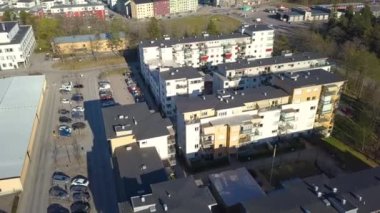 Linkoping yerleşim bölgesindeki İsveç apartmanlarının hava manzarası. İsveç 'te aile konutları geliştirme.