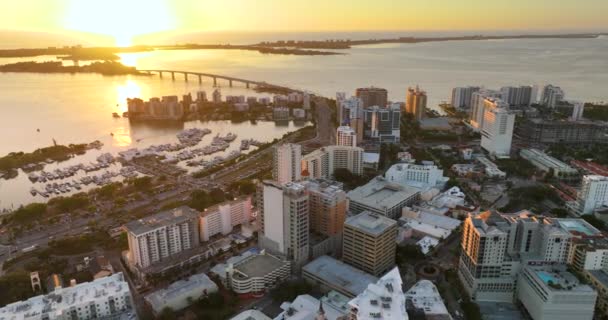 Luftaufnahme Der Innenstadt Von Sarasota Bei Sonnenuntergang Mit Bucht Yachten — Stockvideo