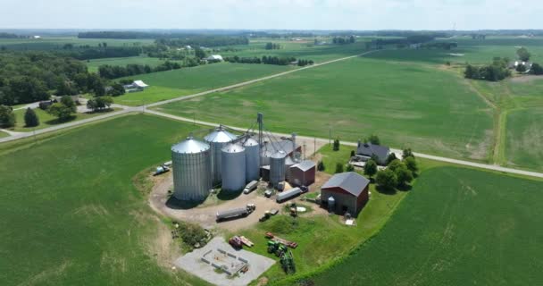 美国中西部有谷物仓的农村农场 美国的农业景观 — 图库视频影像