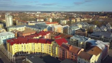 Linkoping banliyö bölgesinde apartman daireleri. Avrupa 'nın banliyölerinde gayrimenkul gelişimine örnek olarak İsveç' teki apartmanlar.