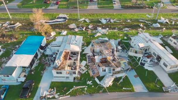 Сильно Повреждены Мобильные Дома После Урагана Иэн Жилом Районе Флориды — стоковое видео