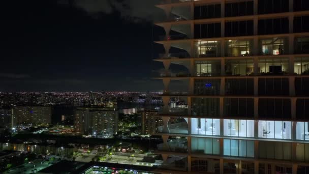 美国佛罗里达州桑尼岛海滩市夜晚明亮照明的住宅高层建筑的高角度视图 美国现代城市地区的住房开发 — 图库视频影像
