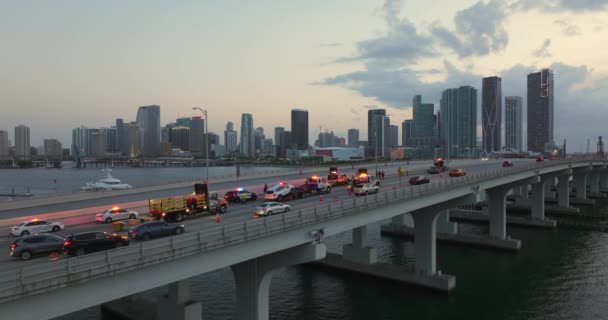 フロリダ州マイアミのハイウェイブリッジで自動車事故 アメリカの街路橋で車両事故の犠牲者を支援する緊急サービス担当者 — ストック動画