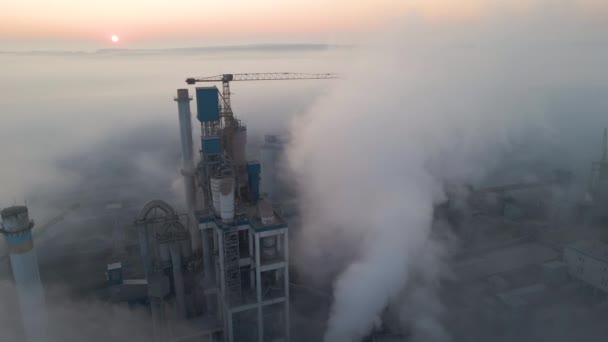 Letecký Pohled Cementárnu Vysokou Betonovou Konstrukcí Věžovým Jeřábem Průmyslovém Výrobním — Stock video