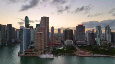 Gün batımında ABD 'nin Florida kentindeki Miami Brickell semtindeki yüksek gökdelen binalarının görüntüsü. Amerikan megapolis 'i ve karanlık çöktüğünde finans bölgesi.