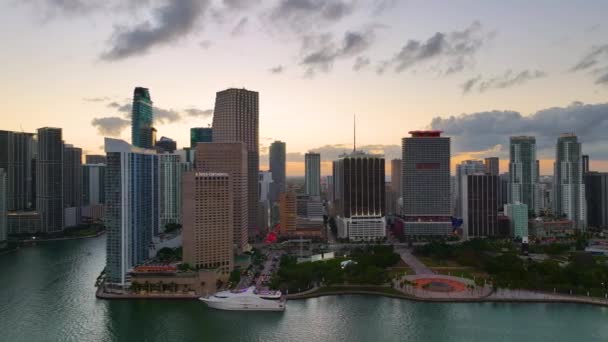 Gün Batımında Abd Nin Florida Kentindeki Miami Brickell Semtindeki Yüksek — Stok video
