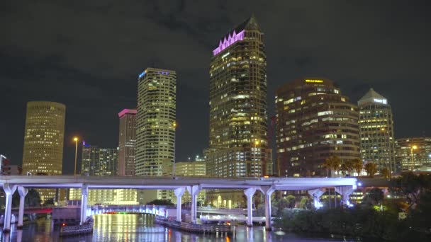 Florida Abd Tampa Şehir Merkezindeki Otoyol Trafiği Gece Vakti Işıl — Stok video