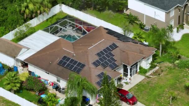 郊外の農村部できれいな生態系電気の生産のための太陽光パネルで覆われた屋根を持つ米国の普通の住宅 省エネのための自立住宅への投資の概念 — ストック動画