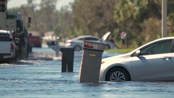 Τυφώνας Πλημμύρισε Δρόμο Κινούμενα Αυτοκίνητα Περιβάλλεται Νερό Φλόριντα Κατοικημένη Περιοχή — Αρχείο Βίντεο