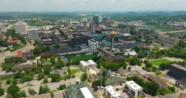 ノックスビル テネシー州 アメリカ合衆国のダウンタウン地区の高層ビルの上からの眺め ビジネス金融地区を持つアメリカのメガポリス — ストック動画