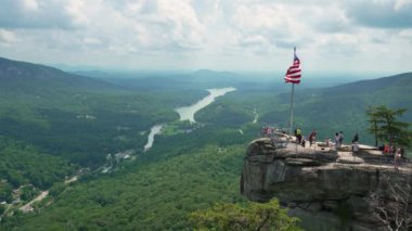 Kuzey Carolina Blue Ridge Dağları 'ndaki Chimney Rock' ın manzarası, ABD. Appalachians 'taki popüler Amerikan seyahat merkezi..