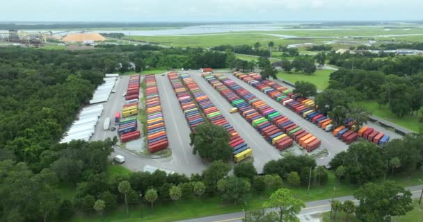 工業製品の配送のための容器の行を持つ大規模な貨物コンテナヤード 国際貿易の概念 — ストック動画