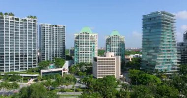 Florida, ABD 'deki Miami Coconut Grove mahallesinde. Şehir merkezindeki beton ve cam gökdelen binaların yukarıdan görüntüsü. Ticari finans bölgesiyle Amerikan megapolis.