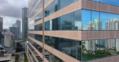 ABD şehir merkezinde cam bankası gökdelen binaları olan Miami, Florida finans bölgesi..