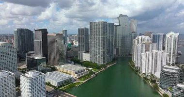 Miami, Florida, ABD. Amerikan şehir merkezinin hava görüntüsü. Modern ABD megapolis 'teki yüksek ticari ve meskun gökdelen binaları.