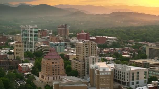 北卡罗莱纳州阿巴拉契亚市的全景空中景观 具有市中心的建筑和日落时的蓝岭山 美国旅游目的地 — 图库视频影像