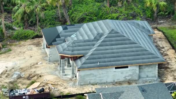 Yeni Yapılmış Bir Evin Çatı Inşaatı Alt Katmanlarla Kaplı Çatı — Stok video