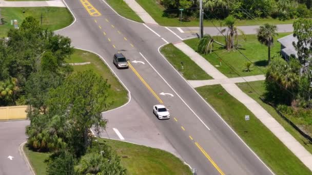 Florida Daki Küçük Amerikan Kasabasında Trafik Arabaları Süren Kırsal Yol — Stok video