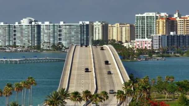 Kilátás Nyílik Sarasota Városára Floridára Vízparti Irodaházakkal John Ringling Causewayjel — Stock videók