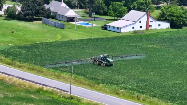 Tarlaya Böcek Ilacı Püskürten Traktör Tarım Makineleri Çalışıyor — Stok video