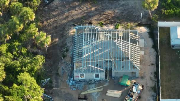 フロリダ郊外の建設中の金属屋根フレーム構造と未完成の住宅の空中ビュー アメリカの住宅概念の発展 — ストック動画