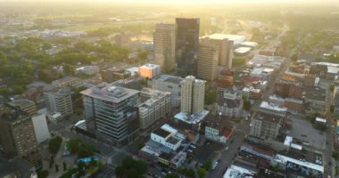 Kentucky, ABD 'nin Lexington şehrinin şehir merkezi manzarası. Modern Amerikan megapolis 'indeki yüksek gökdelen binalarıyla akşam gökdelenleri..